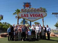 27-the_wedding_party_in_front_of_Las_Vegas_Sign