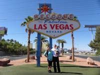 28-Savannah,Tommy,Wade_in_front_of_Las_Vegas_Sign