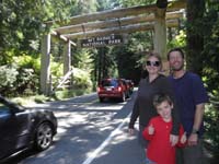 01-family_at_entrance_to_Mount_Rainier_National_Park