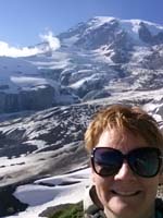46-selfie_with_Mount_Rainier