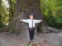 02-Kenny_shows_how_wide_the_tree