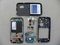 01-Daddy_took_apart_Mommy's_phone_she_broke_on_vacation_to_show_Kenny_what_it_looks_like_inside