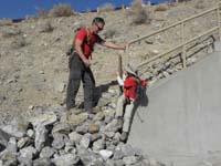 40-Kenny_climbs_up_with_ease