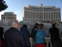 25-everyone_enjoying_the_Bellagio_fountains