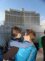 26-Kenny_and_Mommy_really_enjoy_watching_the_Bellagio_fountains