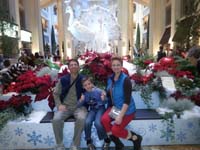 28-Daddy,Kenny,Mommy_with_holiday_display_at_Palazzo