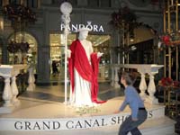 31-Kenny_gives_dollar_to_living_statue_in_Venetian