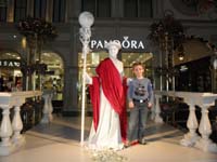 32-Kenny_and_living_statue_in_Venetian