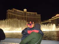 18-Kenny_holding_Mommy_while_enjoying_the_Bellagio_Fountains