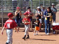 38-team_receives_his_participation_medal