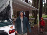 09-everyone_is_working_hard_in_the_rain-Daddy_pressed_Mommy_to_take_photos