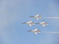 087-Thunderbirds-flying_by_in_tight_formation