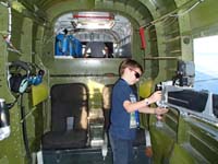 118-B-25-Kenny_manning_one_of_the_side_guns-tight_crawl_space_to_front