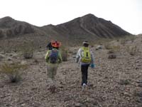 04-Kenny_and_Sierra_on_their_way_to_the_ridge