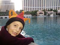 47-Kenny_waiting_for_Bellagio_Fountain_show
