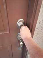 02-Mommy_is_putting_the_keys_into_the_new_house_to_open_the_door