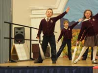 09-Kenny_performing_Singin'_in_the_Rain