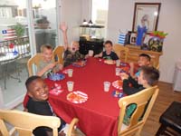 24-kids_enjoying_the_pizza