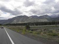 01-mountain_view_turning_off_highway_on_the_way_to_Mammoth_Lakes