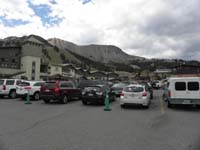 04-Mammoth_Lakes_area-lots_of_people-get_on_a_shuttle_bus_to_Devils_Postpile_NM