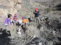 09-kids_checking_out_a_bighorn_sheep_skeleton
