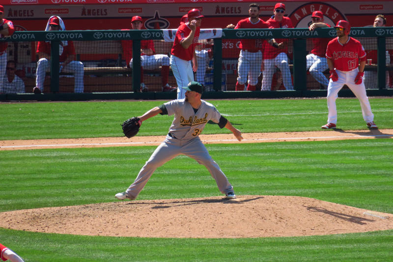 105-Oakland_A's_pitcher_pitching3