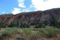 011-cliffs_and_cliff_dwellings_behind_the_Visitor_Center