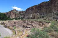 020-more_of_the_village_of_Tyuonyi-cliff_dwellings_in_background