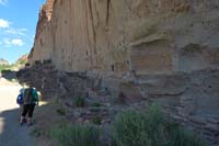 045-Kenny_and_Mommy_admiring_Long_House_Cliff_Dwellings