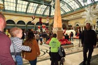 02-family_entering_Bellagio_Conservatory-Christmas_Eve_activities