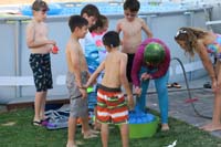 084-filling_water_balloons