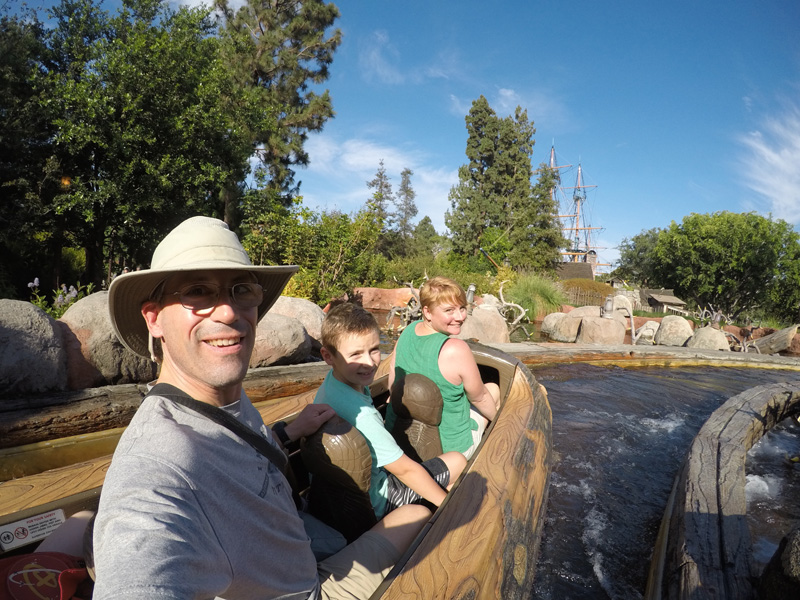 54-family_starting_the_Splash_Mountain_ridge