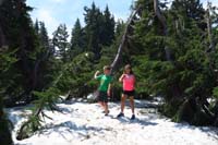 030-kids_throwing_snowballs
