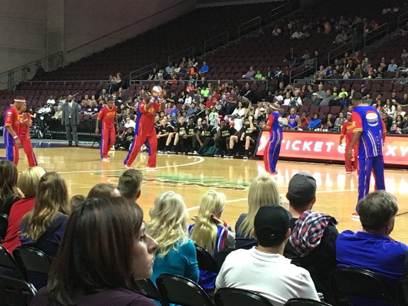 30-Harlem_Globetrotters_perform