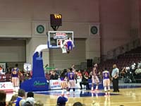 32-Harlem_Globetrotters_perform