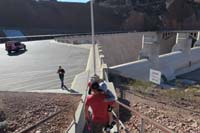 025-walking_towards_Hoover_Dam-look_a_Pink_Jeep_on_tour