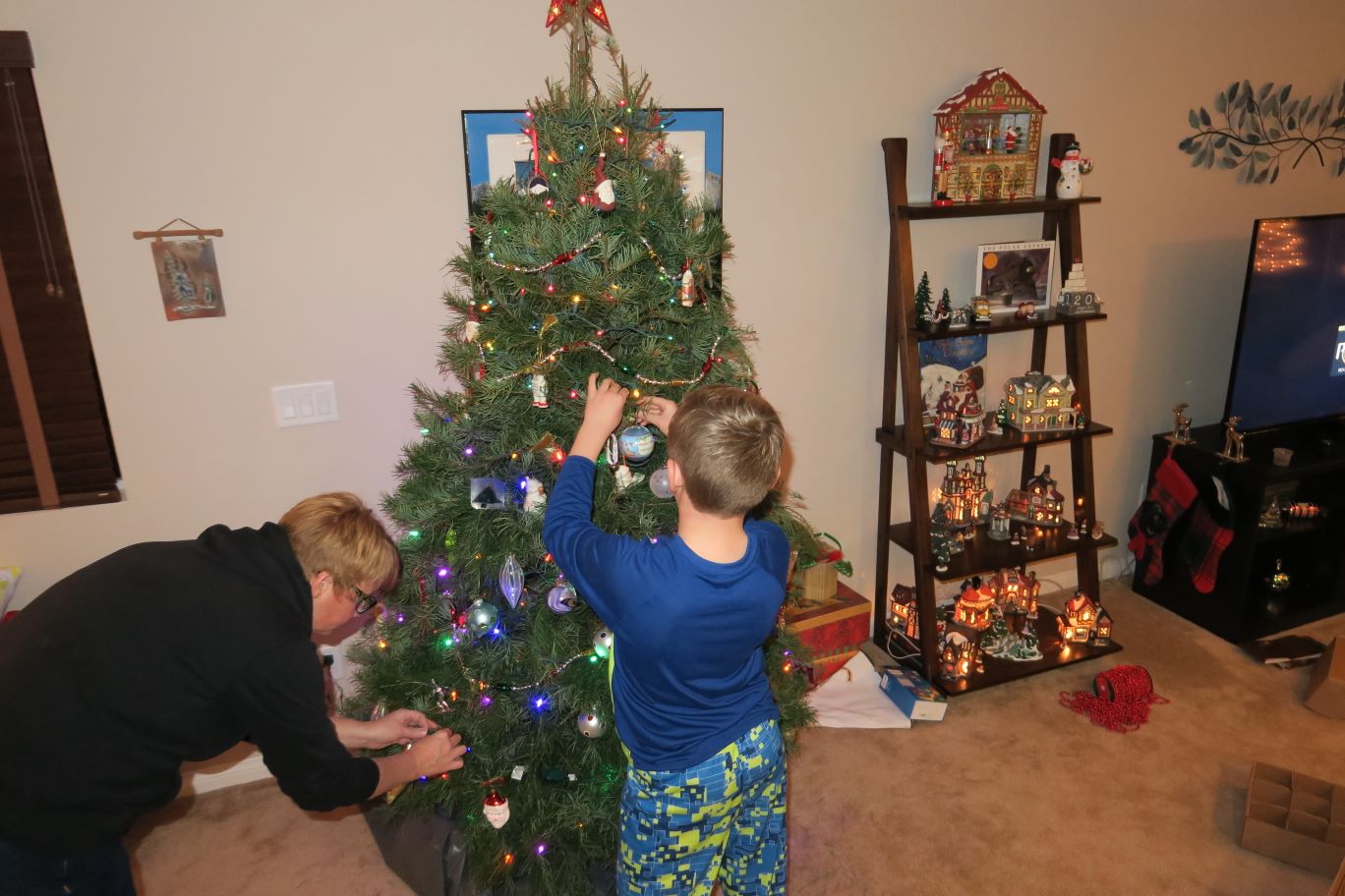 23-decorating_the_Christmas_tree