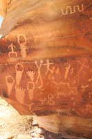 41-Newspaper_Rock_petroglyphs1