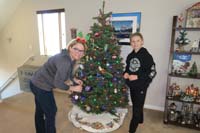 001-decorating_the_Christmas_Tree