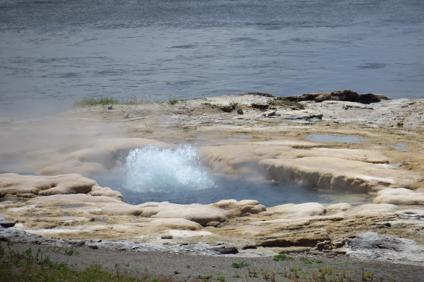 16-Flood_Geyser_is_bubbling