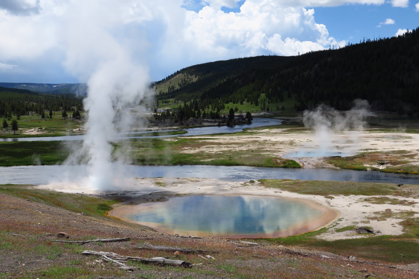 19-Flood_Geyser_area