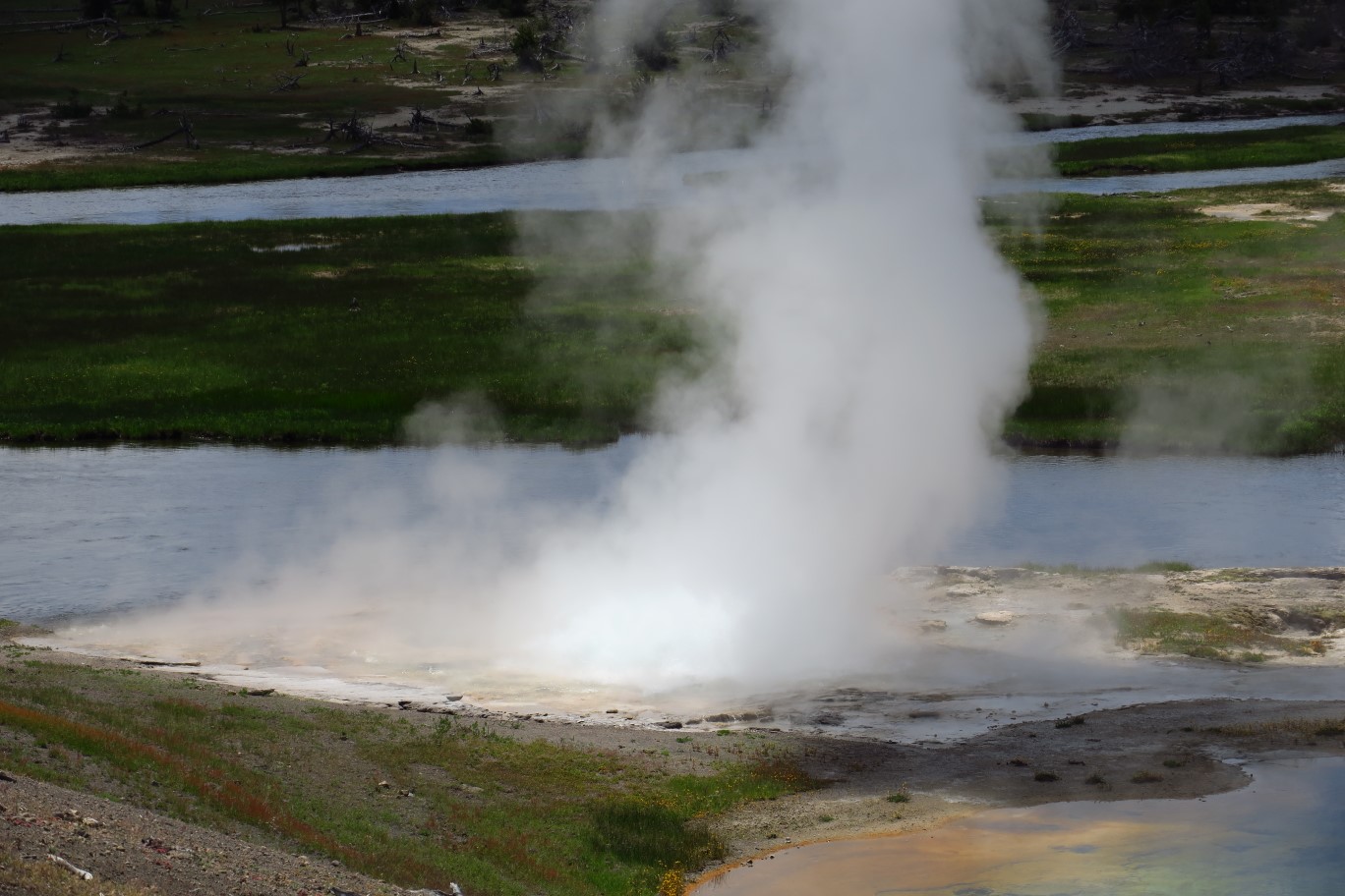 20-Flood_Geyser_is_bubbling