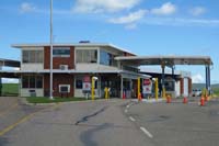 05-Canadian_border-no_armed_guards,pleasant_entry