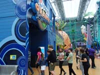 061-Leyna_and_Kenny_are_going_to_ride_the_Orange_Streak-ride_just_opened