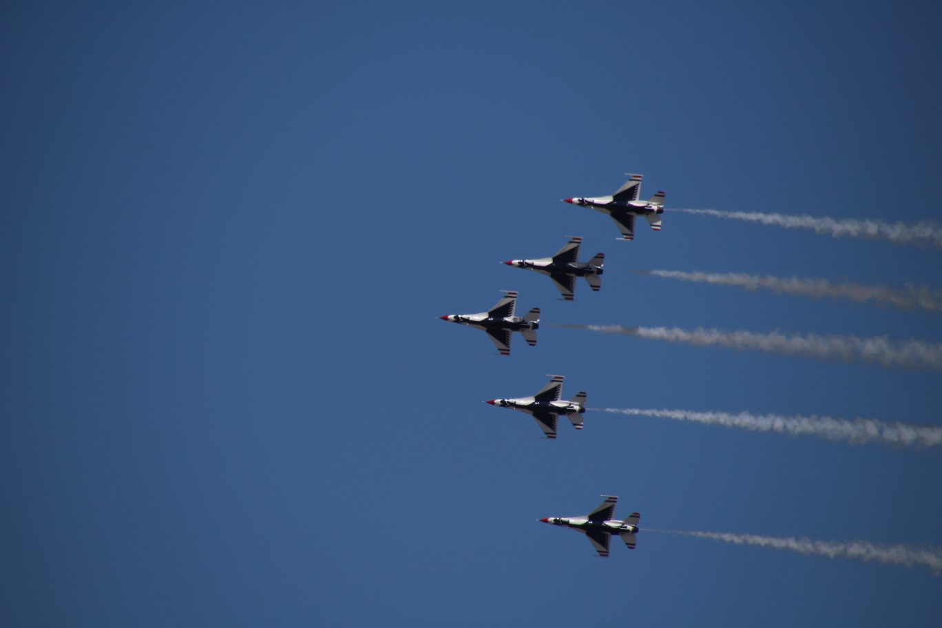 08-Thunderbirds_flying_nearby-Kenny_with_SLR