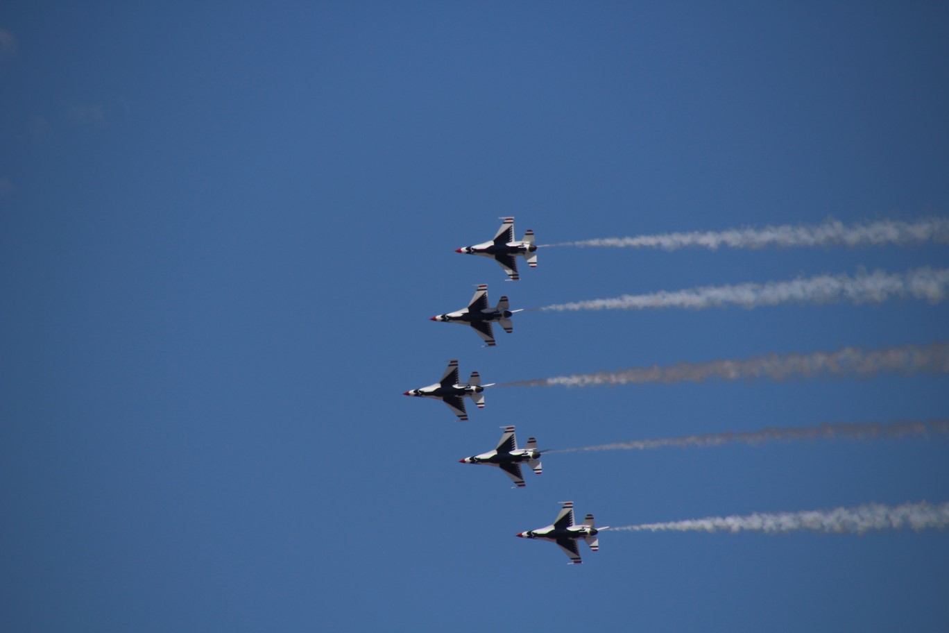 09-Thunderbirds_flying_nearby-Kenny_with_SLR