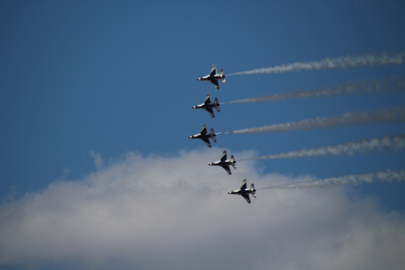 10-Thunderbirds_flying_nearby-Kenny_with_SLR