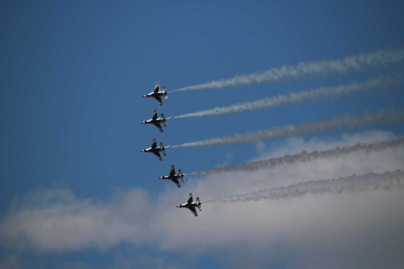 11-Thunderbirds_flying_nearby-Kenny_with_SLR