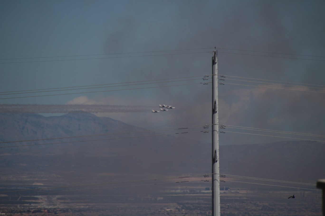 16-Thunderbirds_flying_nearby-Kenny_with_SLR