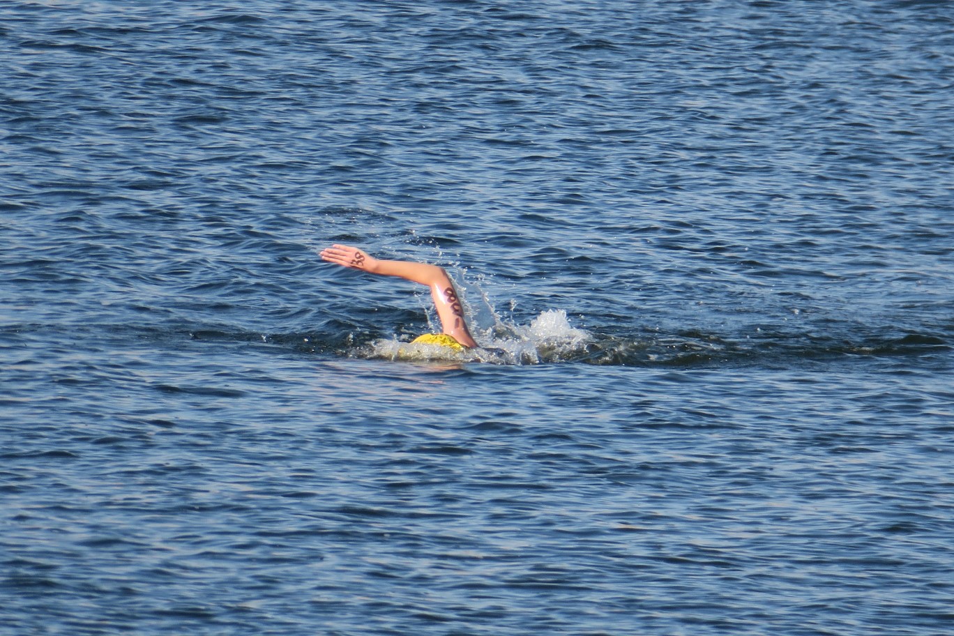 50-Kenny_swimming